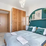 Lovely Home - Free Garage - Balcony