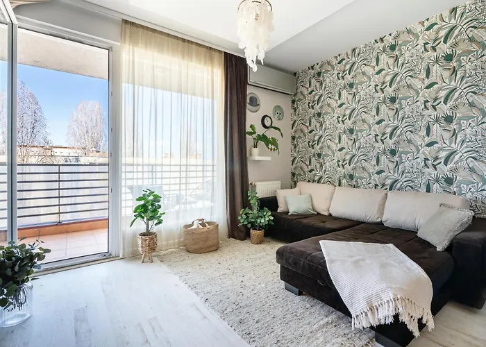 Lovely Home - Free Garage - Balcony