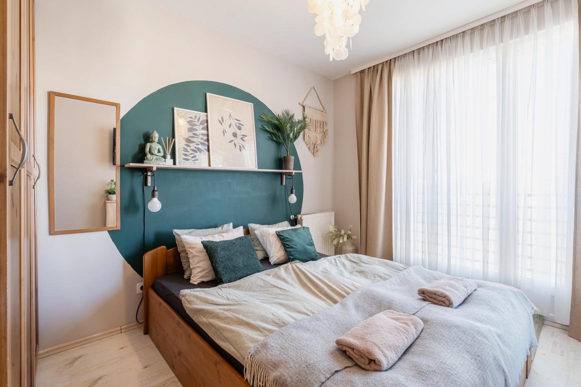 Lovely - Free Garage - Balcony Apartment *